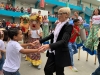 Johanna Ferrán celebrando junto a estudiantes del 19no Festival Campechano