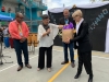 Johanna Ferrán recibiendo obsequios