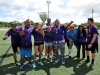 Equipo violeta celebrando su victoria