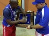 Entrenador Dominicana Juan Medina le entrega placa al presidente del Club D'Altura Emanuel Fragoso