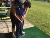 Acompañante y joven participante del 5to Festival de Golf de Educación Física Adaptada