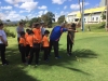 Personal del municipio de Bayamón explicandole a los jovenes hacia donde deben dirigir la bola
