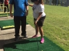 Acompañante y joven participante del 5to Festival de Golf de Educación Física Adaptada