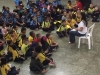 Autora Isset Pastrana leyendole a estudiantes