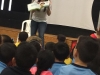 Autora Isset Pastrana leyendole a estudiantes