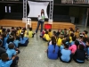 Autora Isset Pastrana leyendole a estudiantes