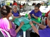 Participantes jugando domino