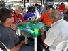Participantes jugando domino