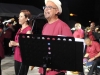 En tarima Los Cantores de Bayamón cantandole a un gran público