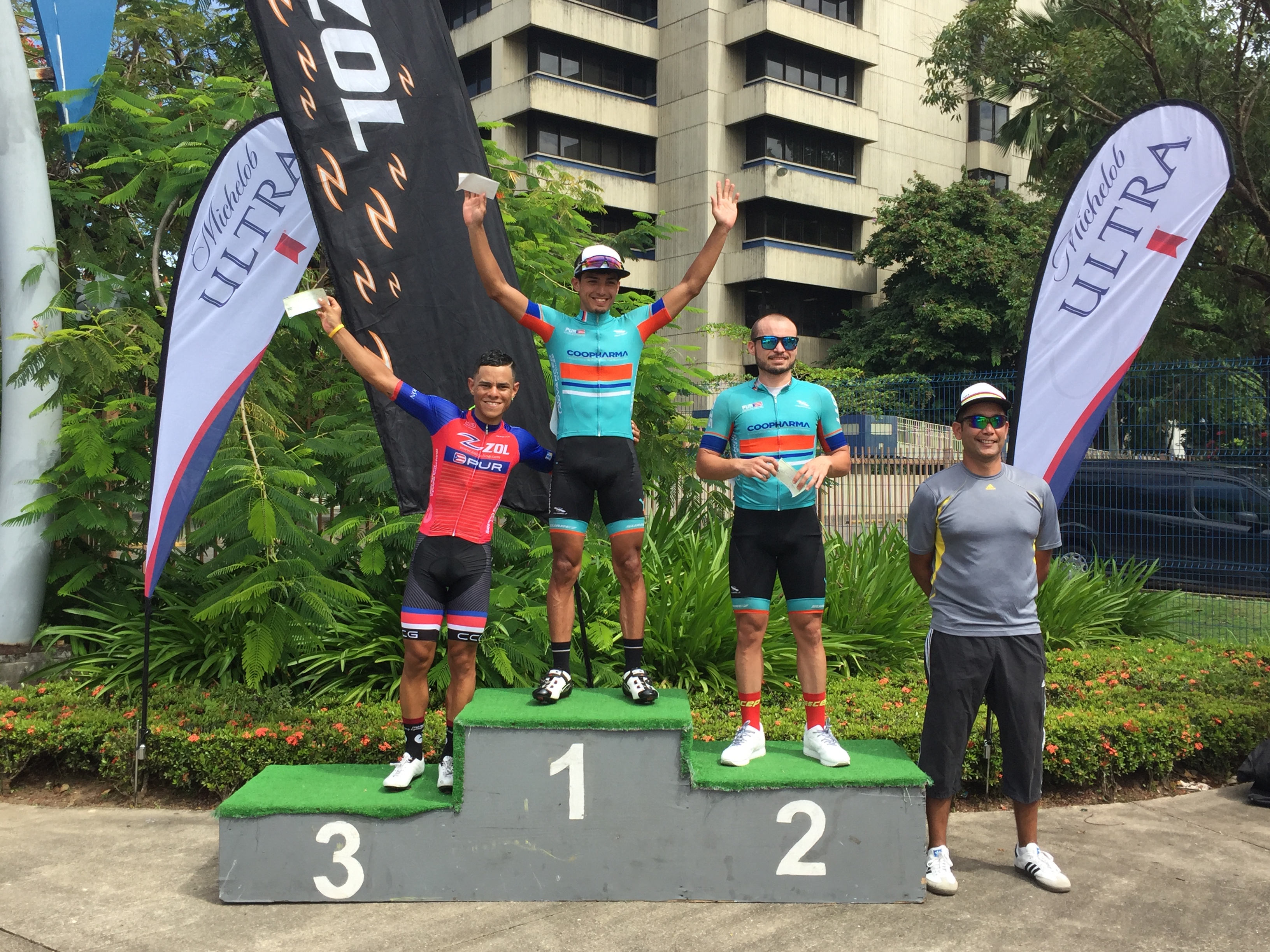 Ganadores Categoria Elite Jean Martinez, Luis Felipe Rivera y Elvys Reyes junto al Presidente Interino de la Federacion de Ciclismo de PR Amaury Hernandez