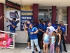 Vaqueros tomando fotos junto a la fanaticada