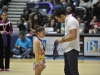 Niña recibiendo su premiación