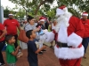 Santa compartiendo con los niños