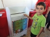 Niño dejandole su cartita a santa