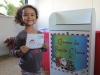 Niño dejandole su cartita a santa
