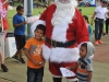 Santa compartiendo con los niños