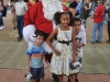 Santa compartiendo con los niños