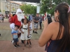 Santa compartiendo con los niños