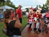 Mini y Mickey Mouse junto a niños