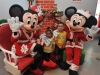 Mini y Mickey Mouse junto a niños