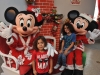 Mini y Mickey Mouse junto a niños