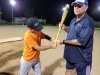 niño practicando con entrenador
