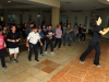 Participantes de Bayamón Ciudad Salsera aprendiendo a bailar