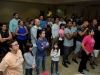 Estudiantes escuchando a la instructora