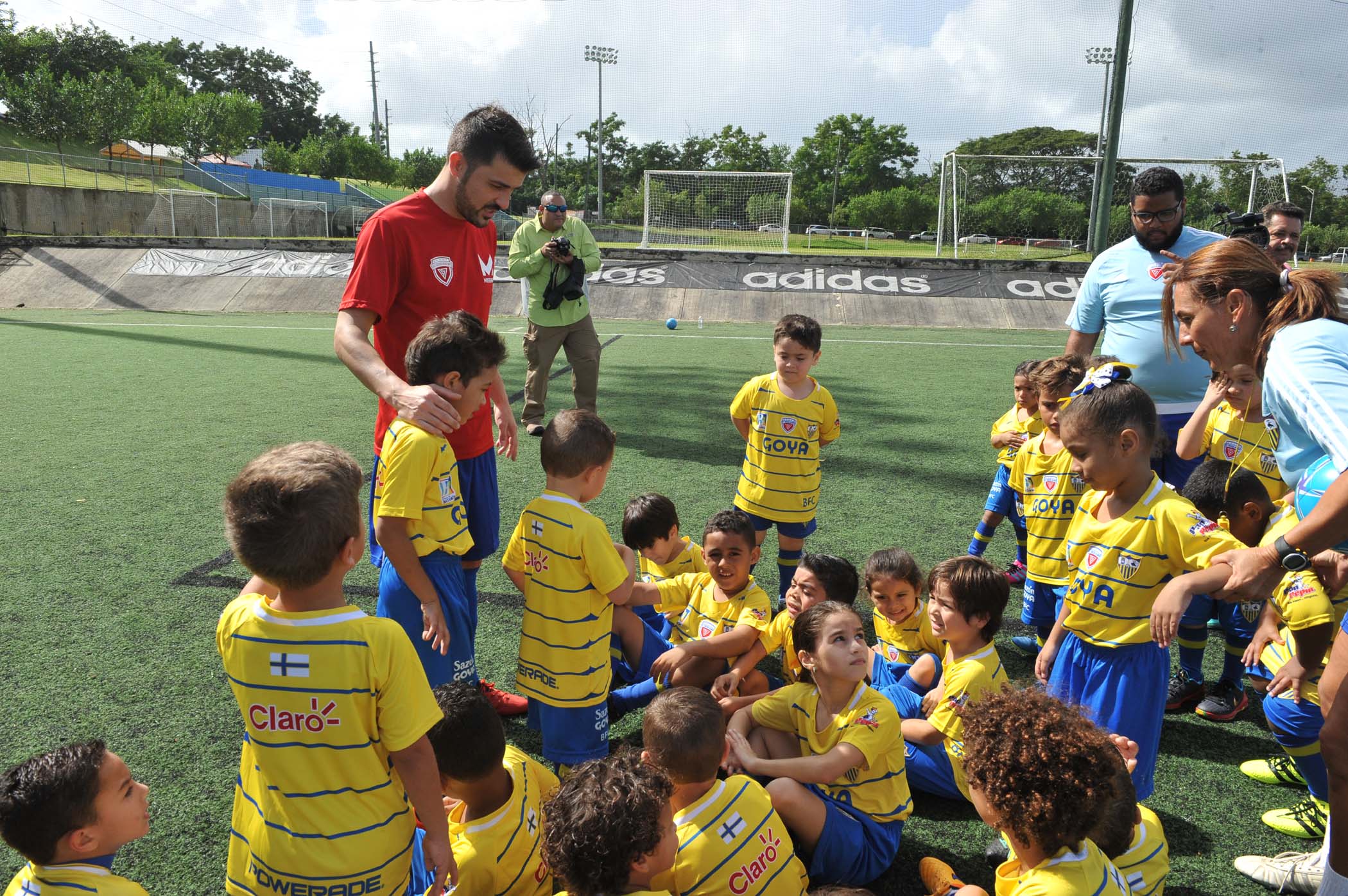 David Villa hablando con los niños jugadores