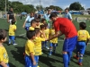 David Villa hablando con los niños jugadores