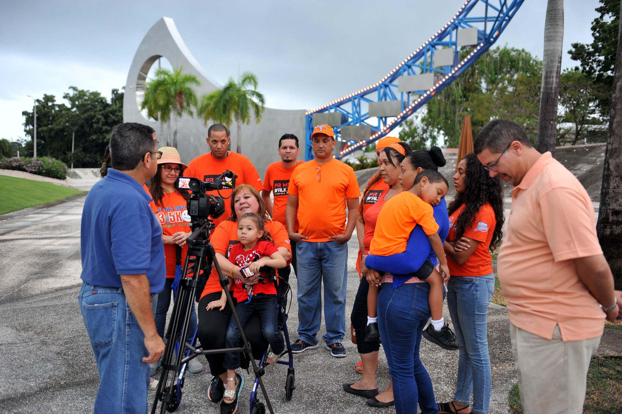 Pacientes de Esclerosis Múltiple junto a sus familiares frente a ala Estrella del Norte