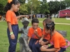 niños nutriendose con frutas frescas
