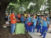 niños nutriendose con frutas frescas