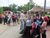 niños y participantes obteniendo información de uno de los booths de la actividad