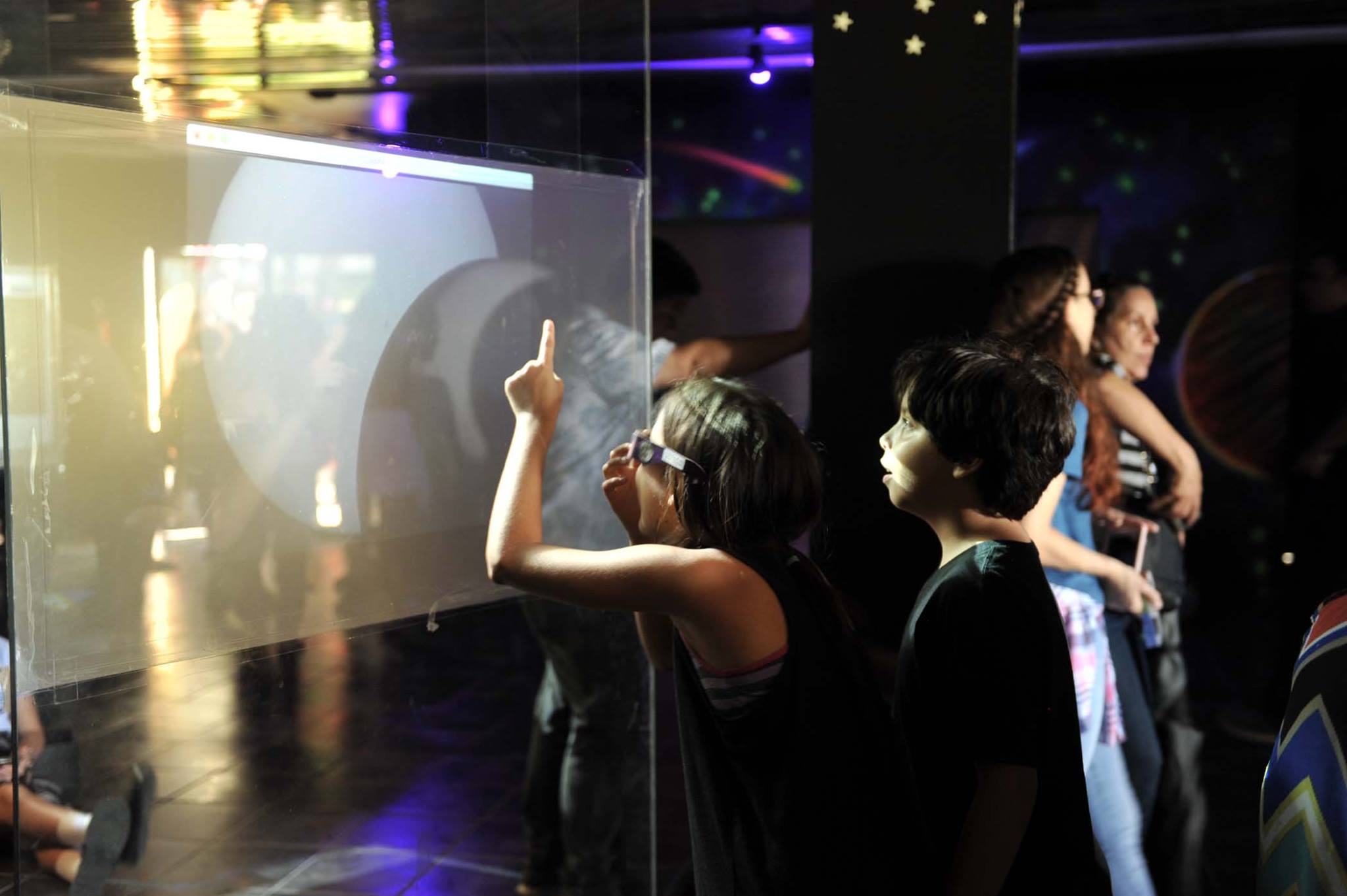 Niños interactuando con la proyección tactil en el Museo El Planetario