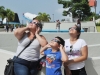 Visitantes con sus gafas disfrutando del fenómeno histórico