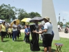 Visitantes apreciando el eclipse solar desde un telescopio