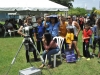 Visitantes apreciando el eclipse solar desde un telescopio
