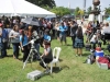Visitantes apreciando el eclipse solar desde un telescopio