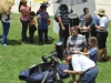 Visitantes apreciando el eclipse solar desde un telescopio
