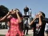 Visitantes con sus gafas disfrutando del fenómeno histórico