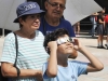 Visitantes con sus gafas disfrutando del fenómeno histórico