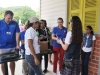 Repartición de gafas a visitantes para ver el eclipse