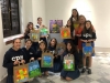 Colegio Puertorriqueño de niñas exhibiendo sus obras pintadas sobre bolsas