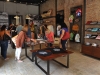 Clientes visitando el local