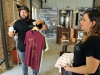 Emilio Meléndez y Vanessa Cardez muestran camisas que tienen en venta