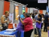 Participantes obteniendo información de los booths