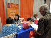 Participantes obteniendo información de los booths