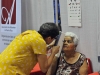 Participante realizandose prueba de visión