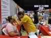 Participante realizandose prueba de visión